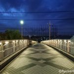 夜の歩道橋上の写真