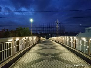 夜の歩道橋上の写真